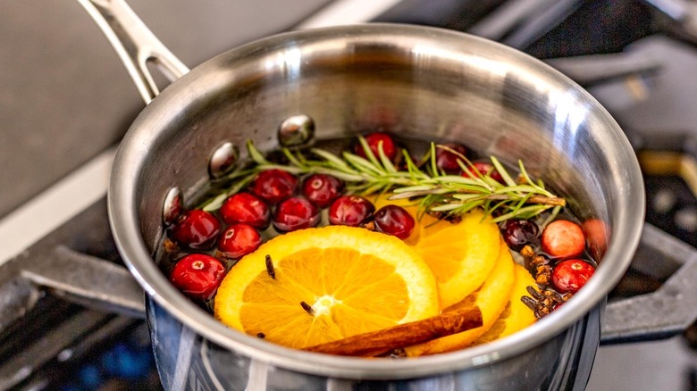 How to Make a Simmer Pot to Fill Your Home with Seasonal Scents