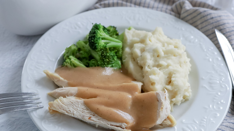 chicken with gravy and broccoli