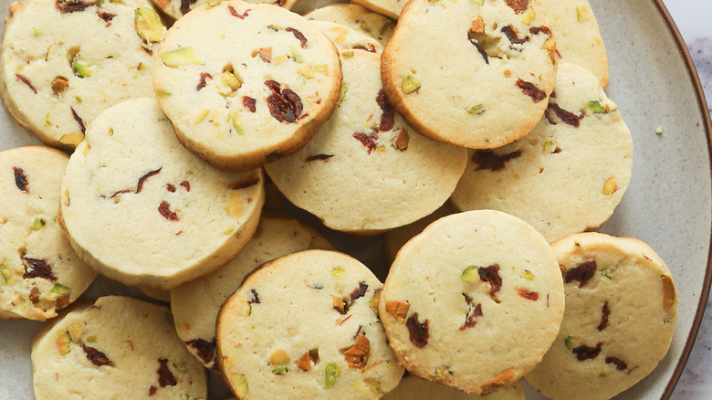 Cooled cookies on plate