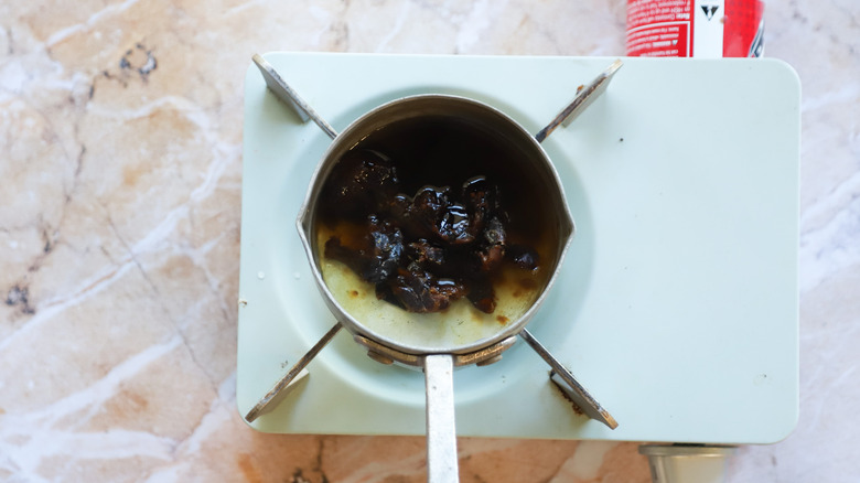 Dates and water in pot