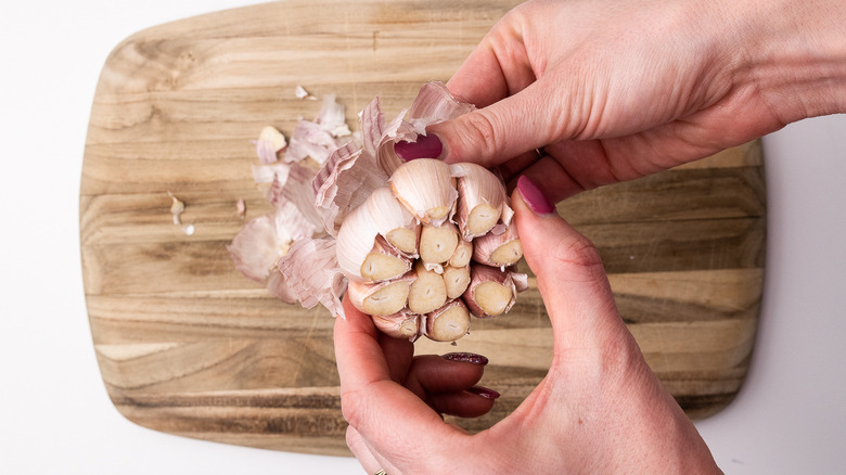 garlic on cutting board 