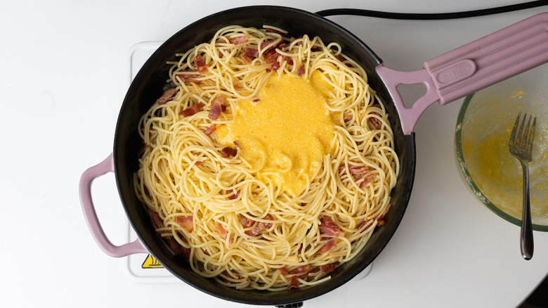 spaghetti carbonara in frying pan