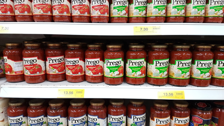 jarred marinara sauce on grocery store shelves