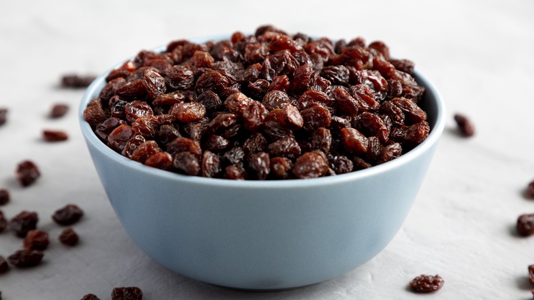 bowl of raisins