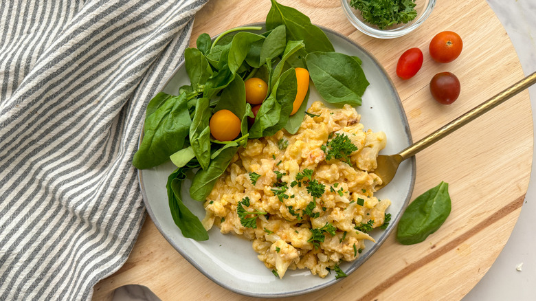 mac and cheese with salad