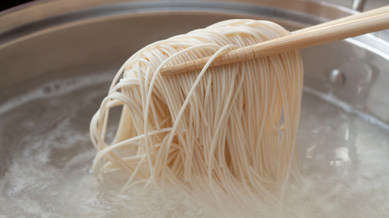 sōmen boiled in a pot