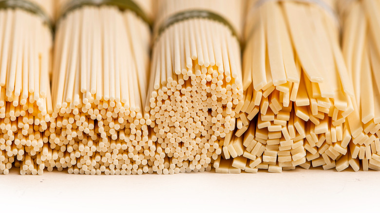 sōmen and soba noodle bundles