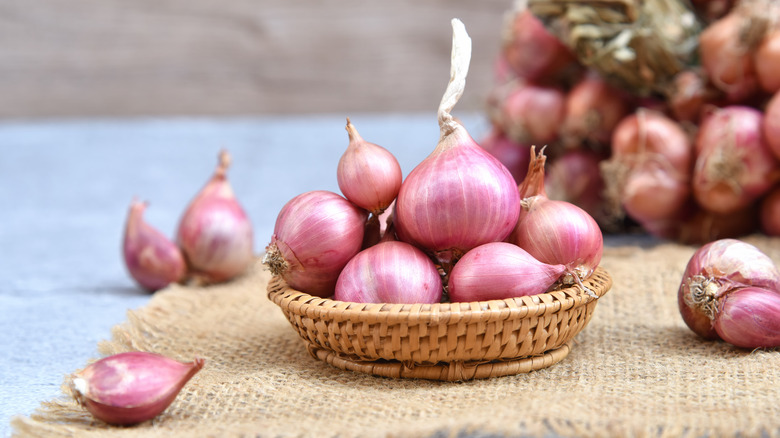 Here's What You Can Substitute For Shallots