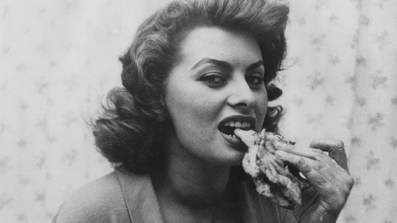 Sophia Loren eating pizza