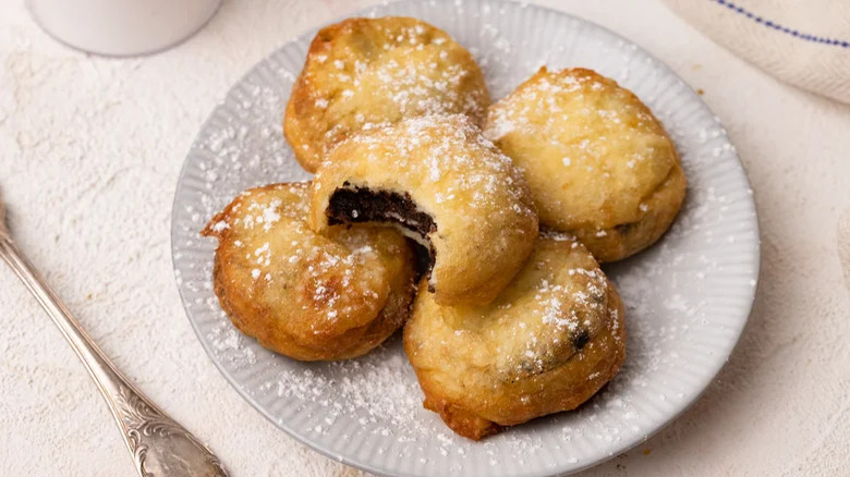 Deep fried Oreos with powdered sugar