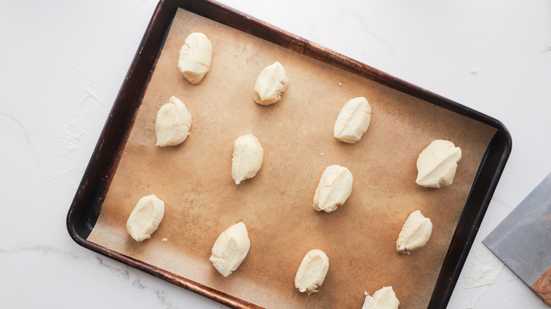 Rolls proofing on tray