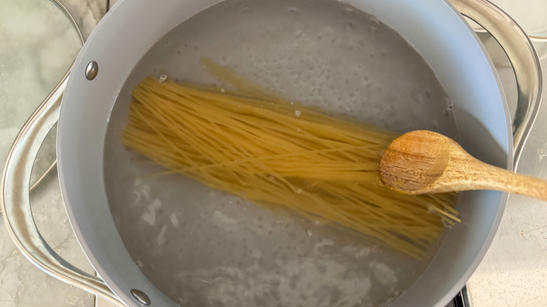 spaghetti in pot of water