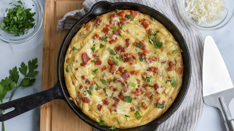 baked eggs in black pan