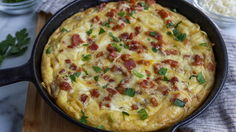 baked eggs in black pan