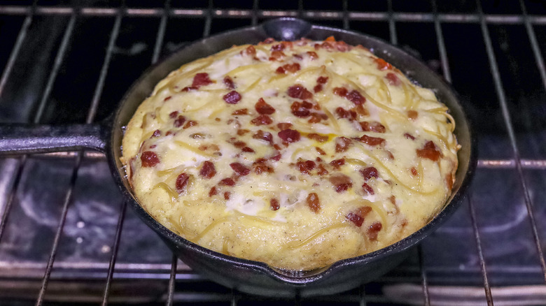 baked eggs in black pan