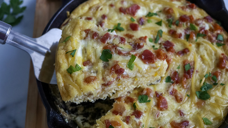 baked eggs in black pan