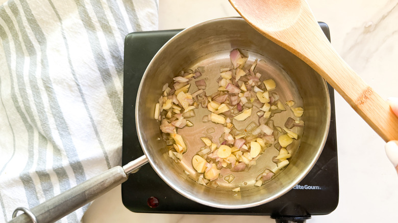 shallot and garlic in pot