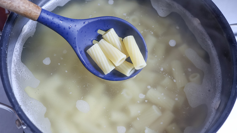 cooked riggatoni pasta on spoon