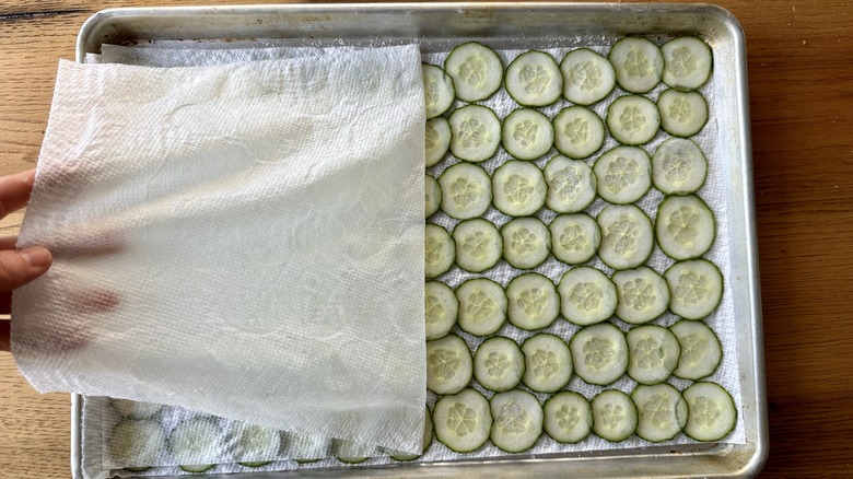 paper towel on cucumber slices