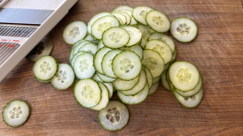 thinly sliced cucmber