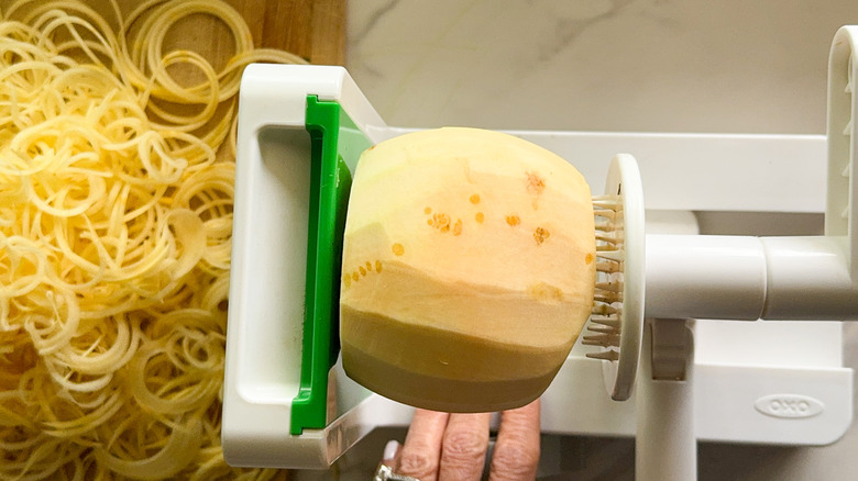 spiralizer in use