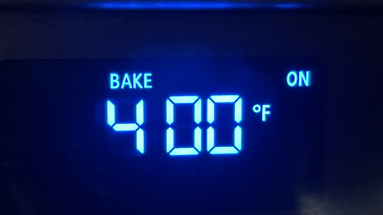 oven temperature gauge at 400 F