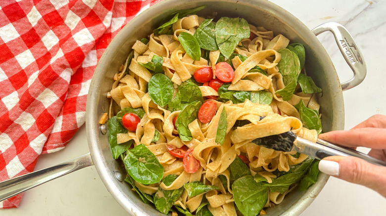 serving pasta in pan