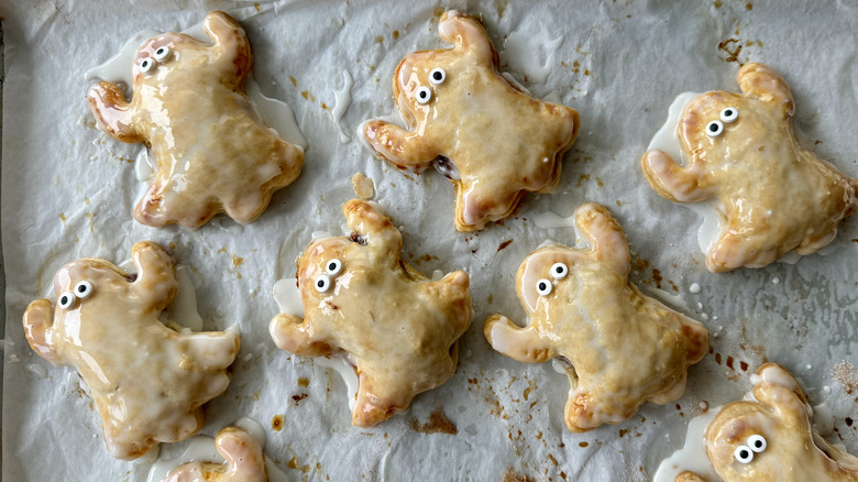 Decorating ghost hand pies