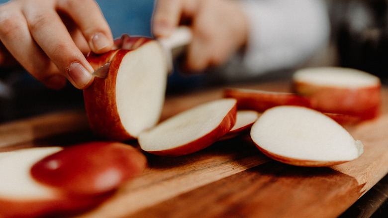 slicing apples