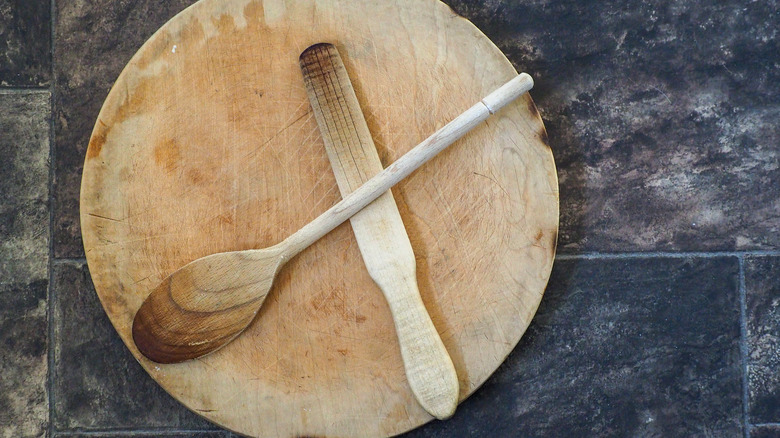 https://www.tastingtable.com/img/gallery/spurtle-the-15th-century-scottish-utensil-thats-still-used-today/intro-1662992388.jpg