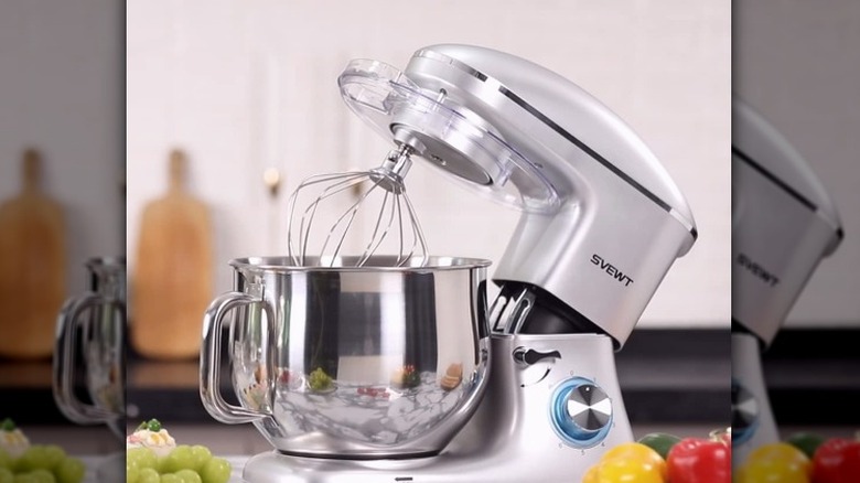 SVEWT stand mixer with attachments