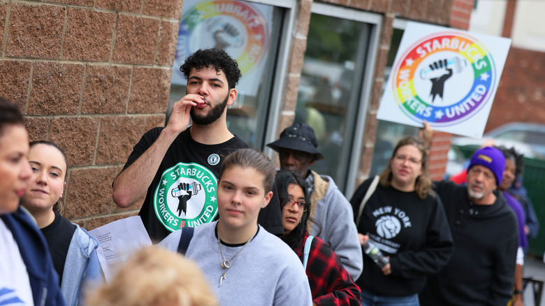 2022 workers strike outside Starbucks