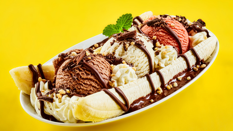 Banana split sundae