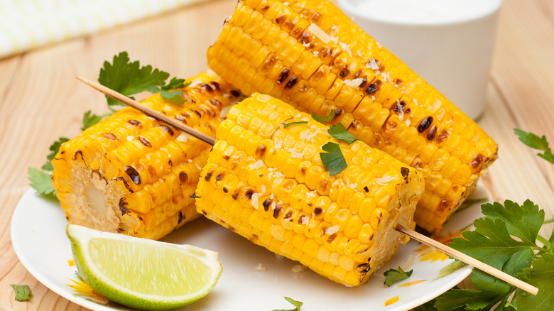 Corn on the cob with lemon