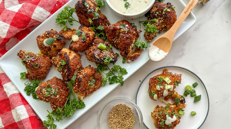 white tray of wings