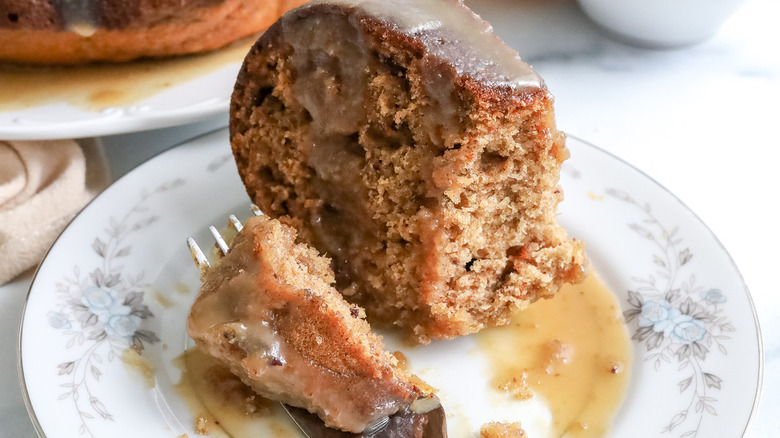 bundt cake with caramel sauce