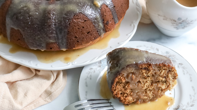 bundt cake with caramel sauce