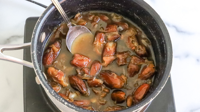 dates in pan of liquid