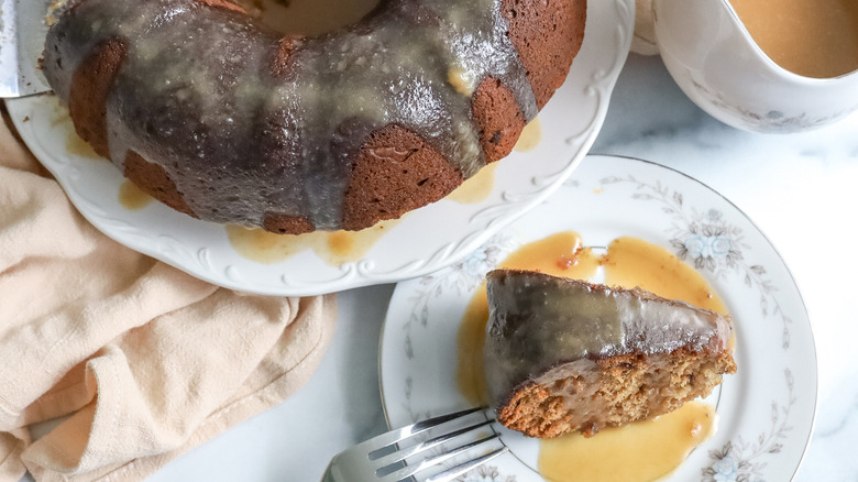 bundt cake with caramel sauce