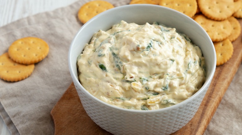 spinach dip with crackers