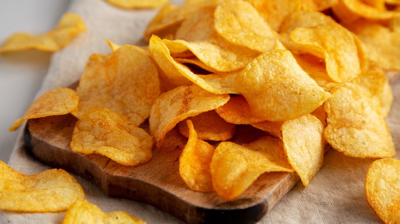 Potato chips on cutting board