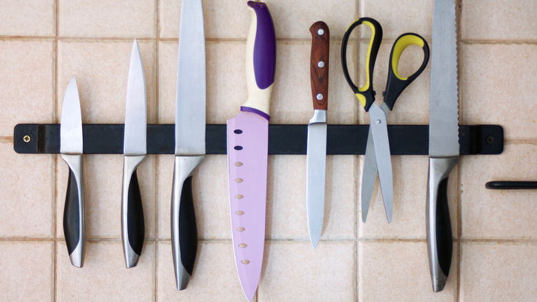 Knives on a magnetic strip