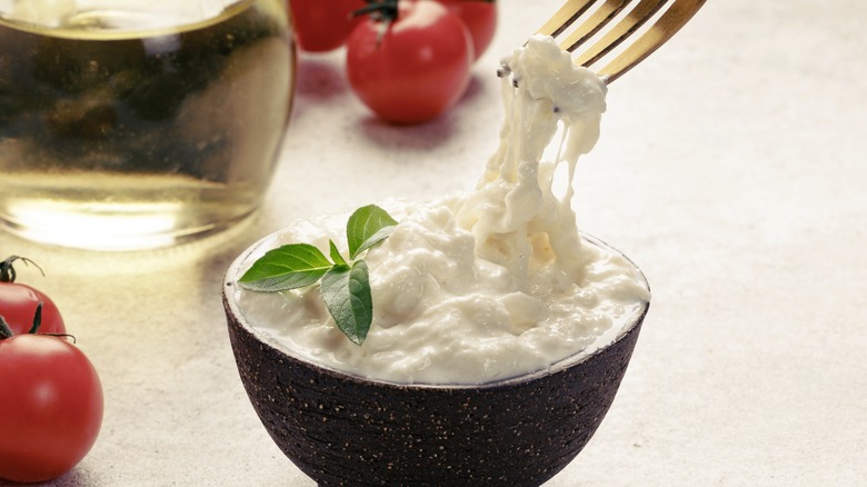 A bowl of stracciatella cheese