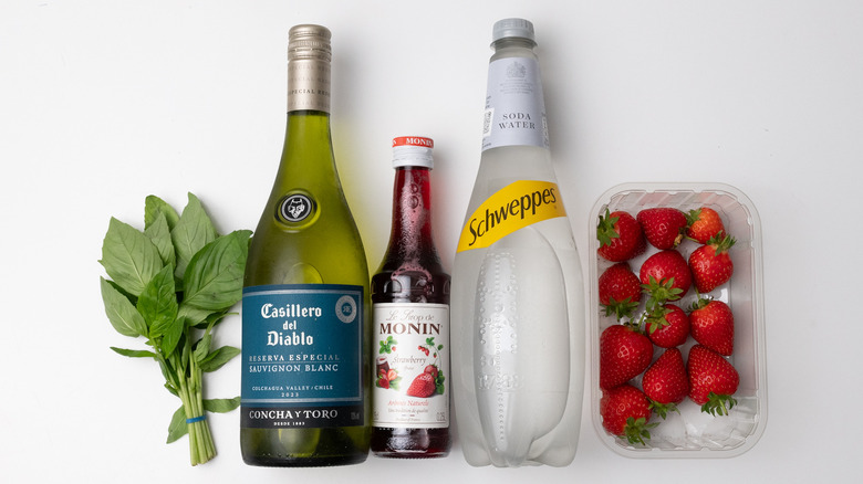 strawberry white wine spritzer ingredients