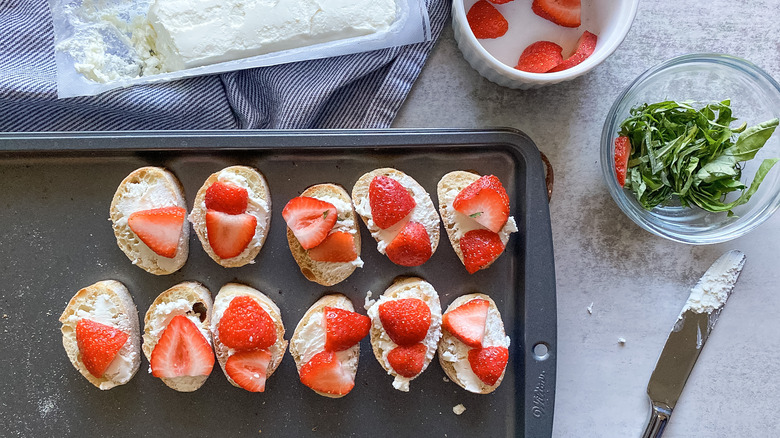 bruschetta goat cheese and strawberries