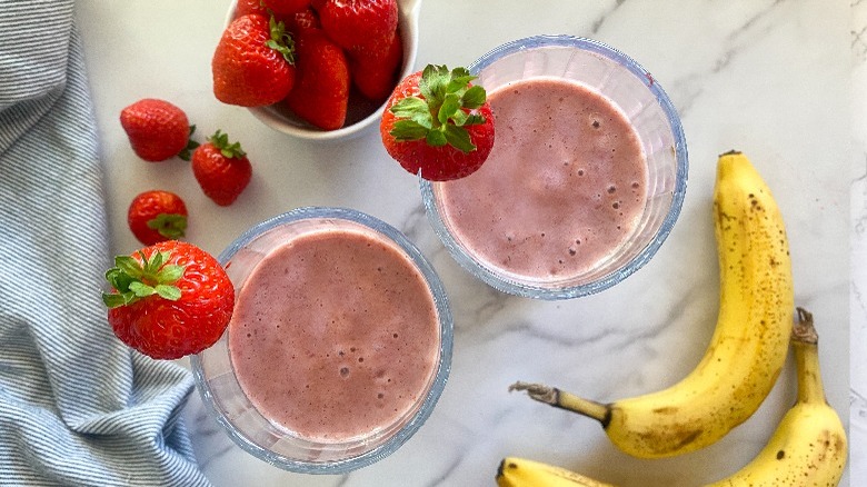 smoothies with strawberries in glasses