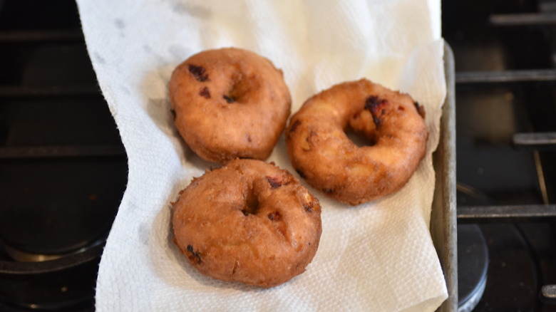 donuts draining on paper towel