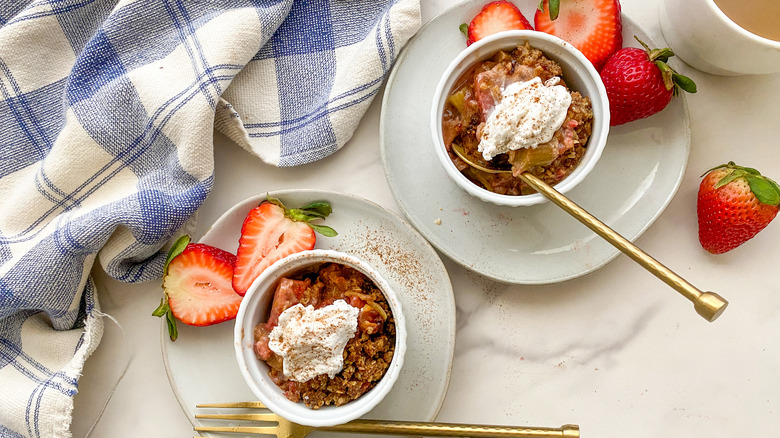 rhubarb crisp in two bowls