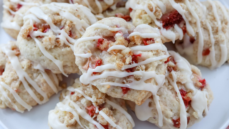 close up strawberry shortcake crumble cookies on a plate