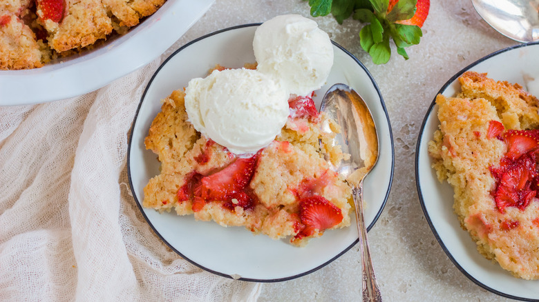 strawberry spoon cake with ice cream